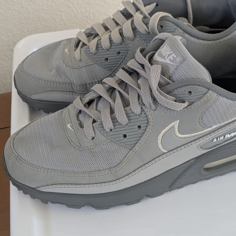 Nike Air Max 90 Wolf Gray Women’s Size 8 Classic Cushioned Sneakers